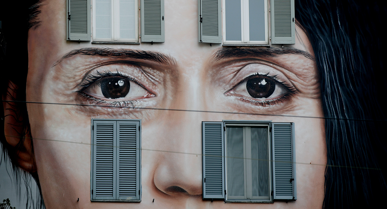 On ment plus facilement en ligne